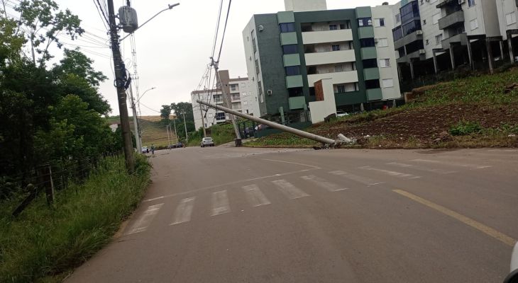 Acidente Causa Queda De Poste No Bairro Guadalupe